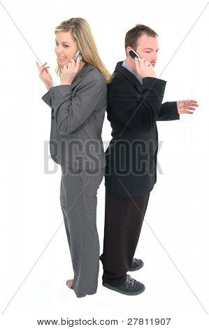 Business man en vrouw rug aan rug praten op mobiele telefoons, geïsoleerd over white