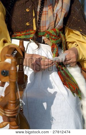 Anciana campesina hiladoras de lana en la Feria de placer del renacimiento 2005, reconstrucción de presa de Santa Fe 