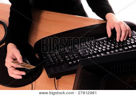 Cerca de las manos y tarjeta de crédito sobre un teclado de computadora