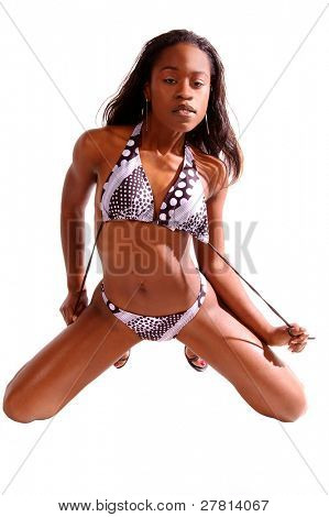 Sexet afroamerikanske kvinde i sort-hvid bikini