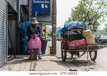 Bangkok, Thailand - October 10, 2018 : Unidentified Asian Man Buying Antiques Or Unused Items Freigh