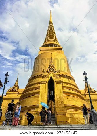 Grand Palace And Wat Phra Kaew, Bangkok, Thailand - May 16h, 2017: Many Tourists And Locals Are Busy