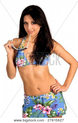 schönen lateinischen Frau in einem blauen floral print Bikini mit Sonnenbrille. isolated over White. Schwimmen Verschleiß 
