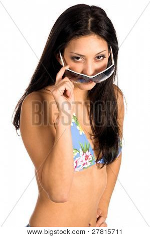 schönen lateinischen Frau in einem blauen floral print Bikini mit Sonnenbrille. isolated over White. Schwimmen Verschleiß 