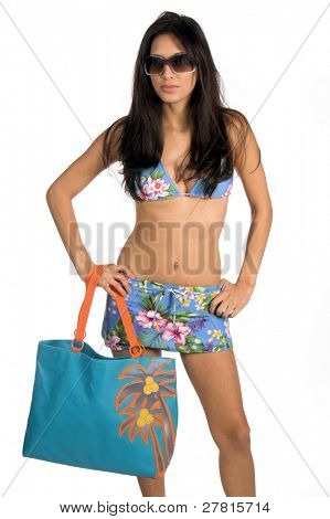 schönen lateinischen Frau in einem blauen floral print Bikini mit Sonnenbrille. isolated over White. Schwimmen Verschleiß 