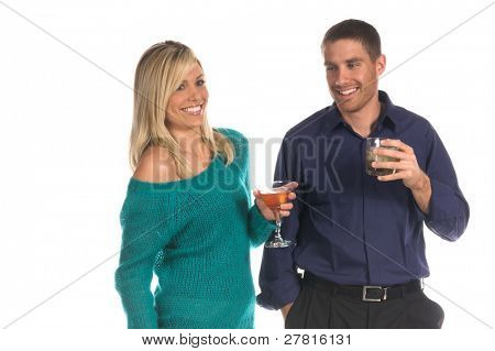 Jonge volwassenen interactie over cocktails op een feestje