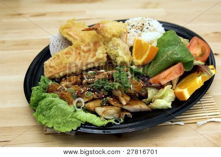 Placa de combo Combo MisoYaki pollo con camarones tempura, tempura de verduras y un asiático soja jengibre