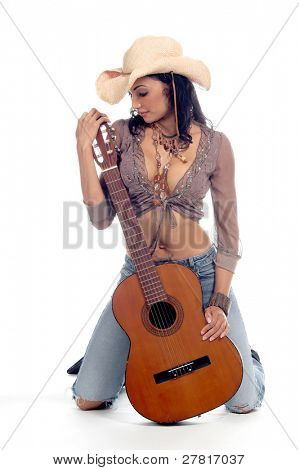 Super sexy Rodeo Cowgirl in zerrissenen Jeans, Schuhe und Cowboy-Hut mit Nylon Zeichenfolge akustische Gitarre
