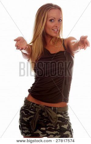 Kaunis vaalea nainen pari camoflage shortsit on rento mutta muodikas kesän top reachin
