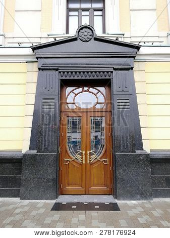 Entrance Group In The Old House On The Crimean Embankment, Moscow - November 25, 2018