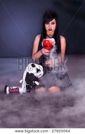Güzel kuzgun saçlı Gotik vampir kız siyah ve gri moonlight içinde oturan elbise ve kablosuz sis