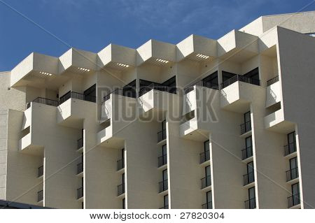 architektonische Detail ein Resorthotel gegen einen blauen Himmel. Detail zeigt Cube und Treppe Schritt Z sh