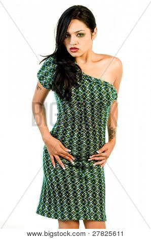Beauté dans le modèle de haute couture dans un one of a kind rétro repensé au large de la dre de cocktail épaule vert
