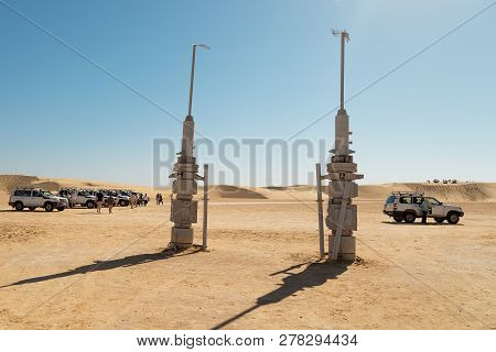 Tozeur, Tunisia - May 17, 2017: Cars And Tourists On The Movie Set Of Planet Tatouine For Star Wars 
