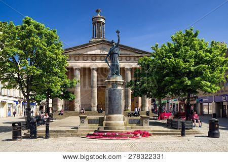 Elgin, Scotland - May 25: St.giles Church With The War Memorial -statue Of Victory And Peace On May 