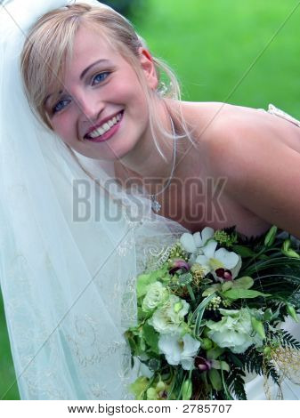 Lächelnd Braut im weißen Hochzeitskleid