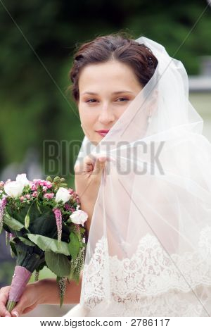 Lächelnd Braut im weißen Hochzeitskleid