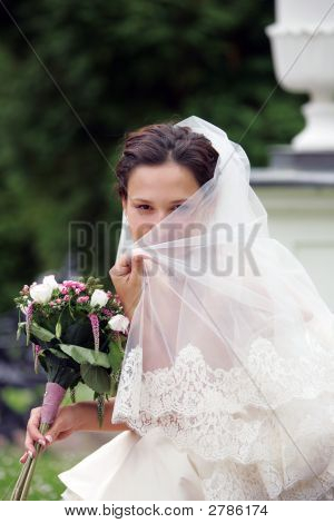 Lächelnd Braut im weißen Hochzeitskleid
