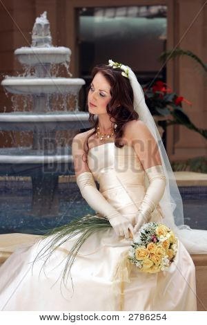 Lächelnd Braut im weißen Hochzeitskleid