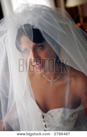 Lächelnd Braut im weißen Hochzeitskleid