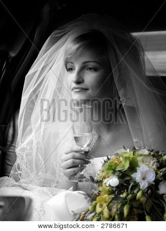 Lächelnd Braut im weißen Hochzeitskleid