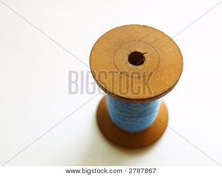 Purpurblå tråd på træ Spool
