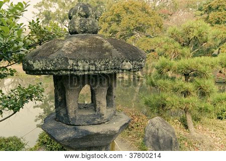 Lanterna de pedra no jardim Zen