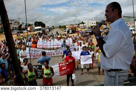 Itamaraju, Bahia / Brazil - March 30, 2008: Residents Interdict The Br 101 Highway To Request The Co