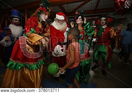 Salvador, Bahia / Brazil - October 29, 2018: Santa Claus Is Seen Arriving At A Mall In The City Of S