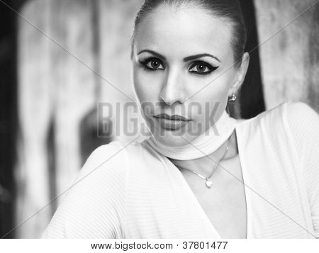 ภาพเหมือนของหญิงสาวใน Bw
