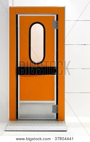 Puerta naranja