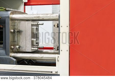 Metal Mould Or Plastic Injection Mold Setup On High Pressure Injection Molding Machine For Mass Prod