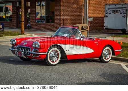 Jesup, Ga - March 17, 2018: Close Up View Of A 1960 Chevrolet Corvette At The Jesup 2018 St. Patrick