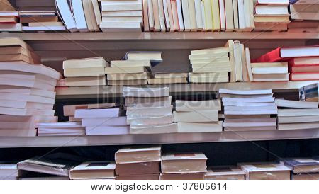 หนังสือที่ซ้อนทับกันในไลบรารีพร้อมด้วย