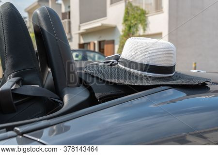 Summer Hat On The Hood Of The Car. Viaggio, Turismo, Estate.