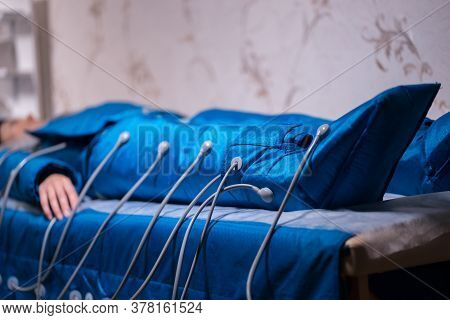 Modern Pressotherapy Machine For Anti Cellulite Procedure In Spa Salon