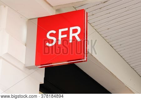 Bordeaux , Aquitaine / France - 07 22 2020 : Sfr Logo Sign And Text On Store French Phone Operator R
