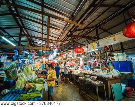 Samutprakan/thailand-12 Apr 2019:unacquainted People In Phra Pradaeng Fresh Market In The Morning At