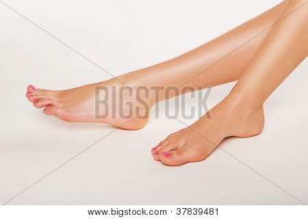 Piedi femminili con le unghie dei piedi verniciati