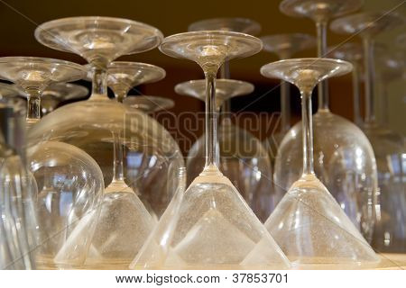 선반에 Emty 다른 모양 Goblets 숙박