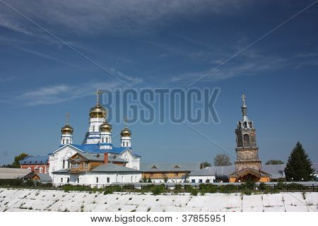 Venäjä, Tsivilsk. Virgin Tihvinin Luostaria. Panorama.