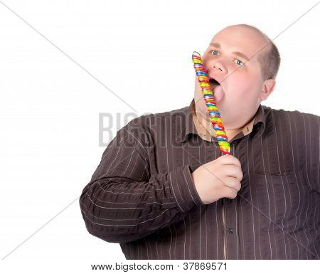 Hombre gordo disfrutando de una paleta de dulce