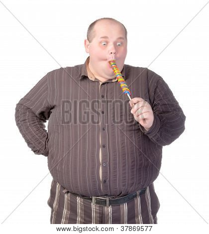 Hombre gordo disfrutando de una paleta de dulce