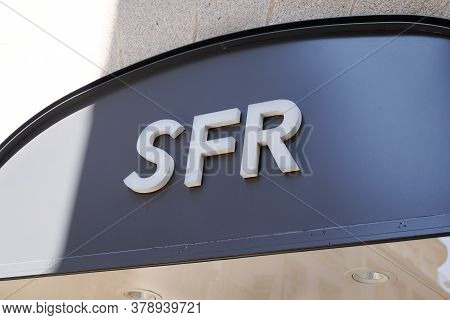 Bordeaux , Aquitaine / France - 07 25 2020 : Sfr Store Logo Sign Of Phone Operator Shop In France