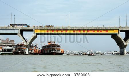 Ponte sul fiume a Dhaka