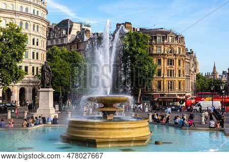 London, The United Kingdom - June 26, 2022: Fountain At Trafalgar Square In A Sunny Summer Day In Lo