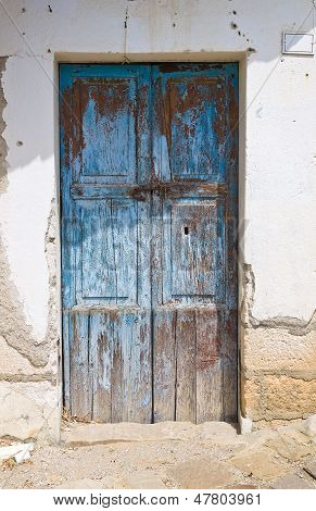 puinen ovi. Tursi. Basilicata. Italia.