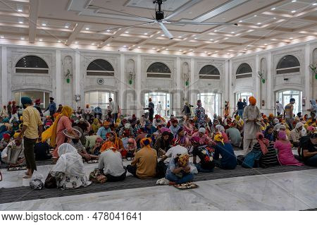 New Delhi, India - April 11, 2023: People Eating In The Food Hall Of Gurudwara Bangla Sahib, A Famou