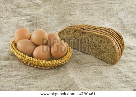 Still-life. Wegetariańskie produkty: chleb żytni z surowca mielenia mąki i jaj