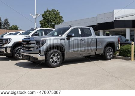 Lafayette - June 21, 2023: Gmc Sierra 1500 Pickup Display At A Dealership. Gmc Offers The Sierra In 